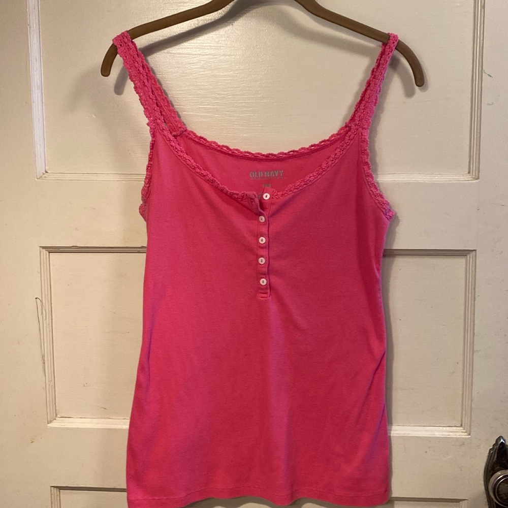 Cute pink Old Navy summer top with lace edging. Size L
